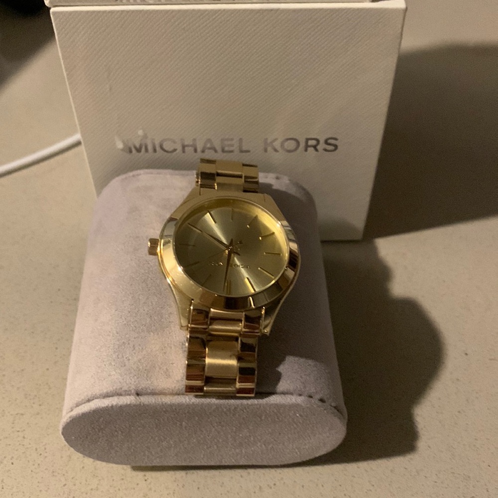 Michael Kors gold link watch NWOT comes with box. Fits a 7” wrist